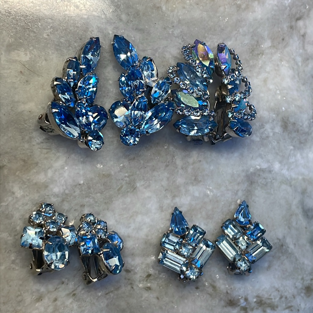 Four Pair Clip On Blue Rhinestone Earrings Weiss 35$